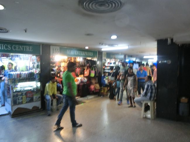 地下のお店群。<br />