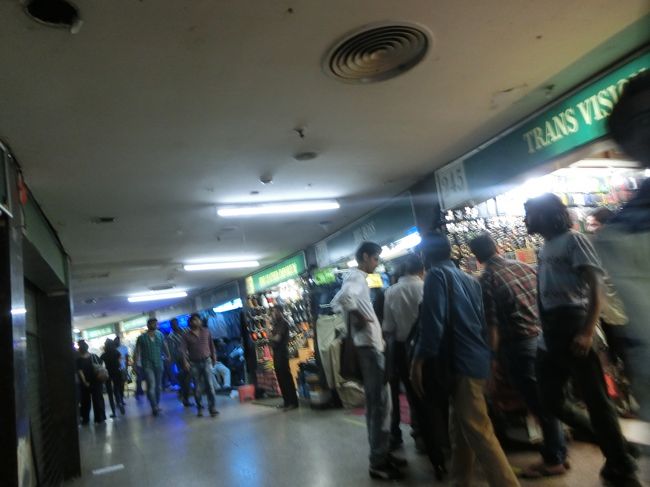 インド人の生活必需品や雑貨、衣類や靴、様々なお店が並んでます。