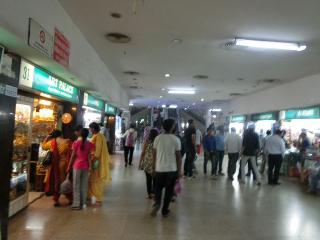 暫く様々なお店を覗いて歩きました。