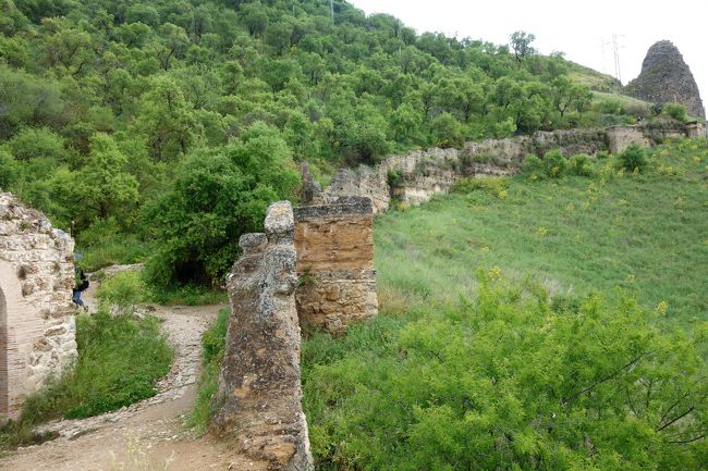 城壁沿いにも展望台が見えたので、あのアリ塚のような岩を目指すことに。