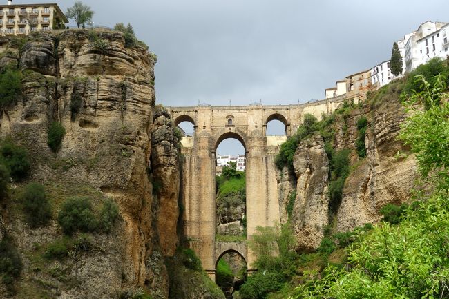 アリ塚近くの展望台からの眺めがこちら。<br />このヌエボ橋が作られる前はどうやって行き来していたのか、不思議に思う。<br />つり橋があったのかな？<br />