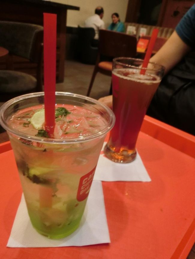 それぞれ冷たいものを注文。<br />これなんだったかなぁ〜？