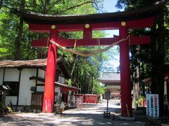 こちらが伊佐須美神社の門です。

名神大社・岩代の国一ノ宮
会津の聖地、伊佐須美神社　四道将軍の父子がそれぞれの道をたどり、東北道各地を平定した後、この地で出会ったことから「会津」という地名が起こったと伝えられています。この時、国家鎮護のため国土開拓の神様であるイザナギノミコト、イザナミノミコトの二神を新潟県境の御神楽岳に奉斎しました。これが伊佐須美神社の起源とされています。　HPより

