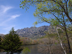 そして、ついに鏡池の畔に出た。
戸隠連峰（戸隠表山）も綺麗に見えているようだ。