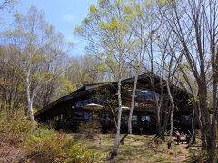 しばらく絶景を楽しんだ後、池の畔に建つ『どんぐりハウス』へ。
ここは、カフェレストランにギャラリーなどが併設されたお店。
ちょっとした休憩に仕える場所だ。