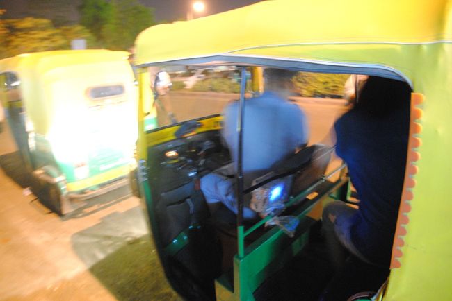 オートリキシャーを拾ってホテルに戻ります。<br />夜は値段が上がるので、交渉しても200ピーまでしか下がりません。