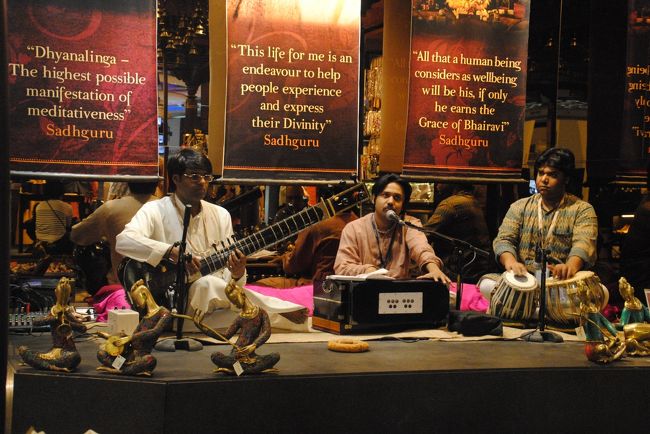 空港でシタールコンサートに出会いました。