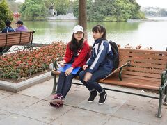 ホアンキエム湖のほとりにやってきました。

ベトナムを中国の支配から解放した“リー・タイ・トー”は、ホアンキエム湖に住むカメより宝剣を授かり、その宝剣で、1428年、明軍を駆逐したという伝説があるそうです。
平和が訪れた頃、再び亀が姿を現し、湖の小島で剣を返したとのこと。