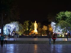 リー・タイ・トー公園に来ました。
奥にいらっしゃるのが、亀から宝剣を授かった、リー・タイ・トーさん。

公園の前で、ドライバーさんと落ち合うようです。