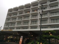 指宿コーラルビーチホテル

本日のお宿です。
海辺に建つ昭和のリゾートホテルという感じ。