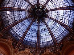 パレ・ガルニエを出て、その周辺を散策。

お手洗い目的で入った「ギャラリ・ラファイエット・パリ・オスマン」の有名な円天井です。