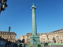 夕食のレストランへ向かう途中に立ち寄った、ヴァンドーム広場です。真ん中の像は、ナポレオンがアウステルリッツ３帝会戦で勝利した時に、敵から奪った大砲を溶かして作ったとか。
当然、塔の頂上にいるのは、ナポレオンです。

このエリアは高級ブランドが立ち並んでおり、塔の左手に見えるのは、パリの最高級ホテルの「リッツ」です。