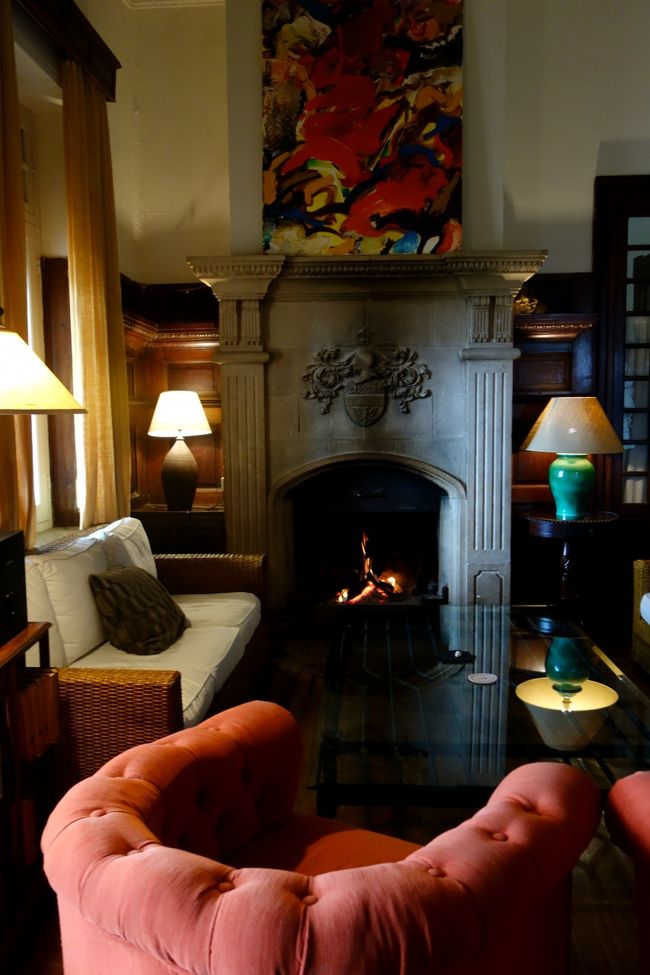 寒かったので暖炉の前のテーブルに。<br />今まで飾りの暖炉とは何度も遭遇したが、実際に薪が燃えてる暖炉は初めてかも〜？