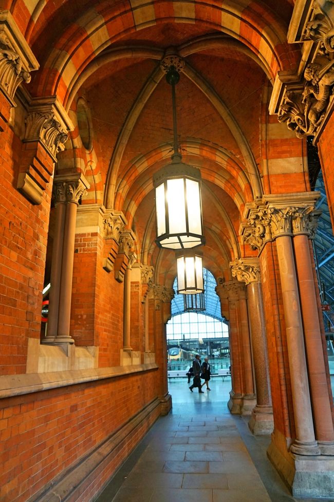 駅構内への通路も素敵でした。