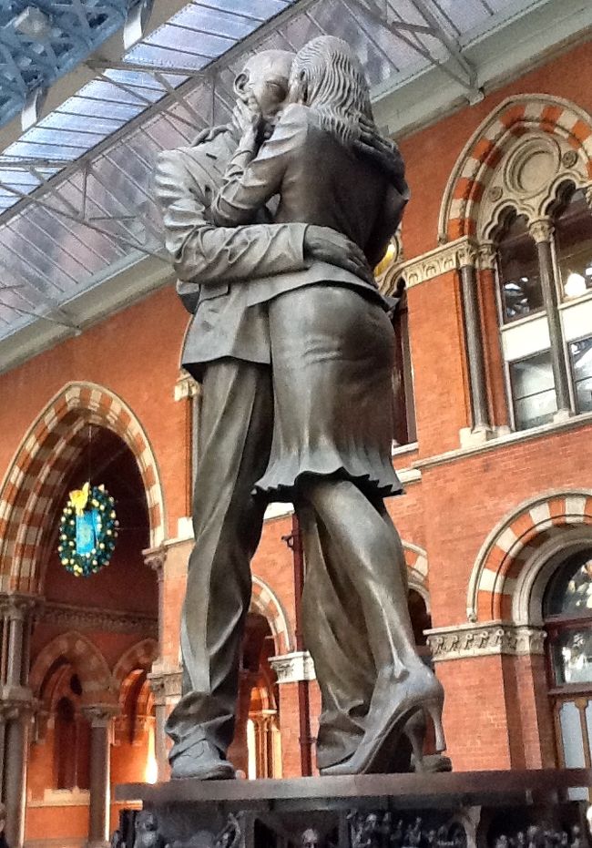 ユーロスタープラットフォームのところに巨大なカップルの像があります。<br /><br />調べてみると、彫刻家ポール・デイ（Paul Day）さんよる「The Meeting Place」という作品で、高さは9mもあるそうです。「2007年11月に、ウォータールー駅から引き継いでここがユーロスター発着駅となったのを機に建てられました。ユーロスターがつなぐイギリスとフランスの文化の融合を象徴して、男性はイギリス人で女性はフランス人の設定なんだそうです。この駅から旅に出るロマンと出会いを表している」のだそうです。