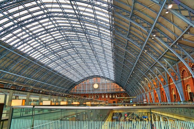 セントパンクラス駅は、世界最大の屋根付きの駅舎らしく、部分的にガラス天井になっています。<br /><br />この駅のプラットフォーム12番からサウス・イースタン鉄道に乗って出発です。