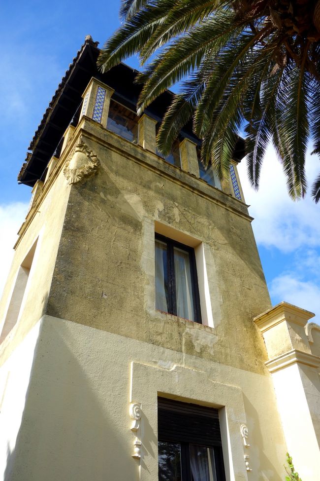 お屋敷の建物にもこういう見張り台のような塔が付いています。<br />昔は重要人物の邸宅だったかもしれません。