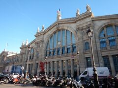 シャンティイにはフランス国鉄のＳＮＣＦで行きます。

パリ北駅（GARE DE NORF)を使うことになります。

なお、この秋に凱旋門賞を見に行く人のために、鉄道の切符の買い方と乗り方を少し詳しく説明します。