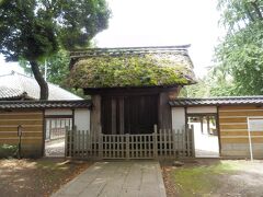 桜町歴史公園から南東へ約2km，真岡市高田の専修寺．
1225年親鸞により創建，本尊一光三尊仏の真宗高田派の寺院．
三重県津市の専修寺(この1ヶ月後に参拝)を本山，こちらを本寺と称する．
境内拝観自由(開閉門時間要確認)，駐車場あり．
写真は総門，江戸前期の建造，一間薬医門，切妻造，茅葺，国重要文化財．
柱が創建当時のものとも伝わる．
通常は閉じられているが年数回の行事の際に開門される．