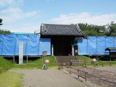 東照宮より北東に700mほど藩校の弘道館．
1841年当時の藩主徳川斉昭により開校された
9:00～16:30，入館料\200，年末休館，無料駐車場有．
写真は正門．1841年建造，切妻造四脚門，本瓦葺，国重要文化財．
東日本大震災により被災し復旧工事中だった．重文の正庁と至善堂も同様に復旧工事中だったので見られなかった．
2014年3月工事完了，2015年1月再訪済．