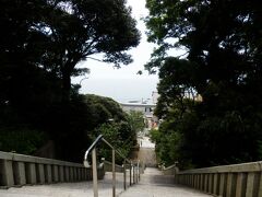 タワーから東へ約3km，大洗磯前神社．
大洗岬の北側の丘の上に鎮座する．
写真は参道階段の上から望む太平洋．
創建は856年，主祭神は大己貴命．
境内拝観自由，駐車場あり．