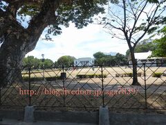 ここは　 『Ninoy Aquino Freedom Park』になります
ニノイアキノを公園名に使ってるって事は　まだ新しい公園ですね
ベタな公園は　リサール公園　ホセリサールの名前です　何処にでもこの名前の
公園あります　ニノイアキノ公園ってのは　初めてっす　
ニノイアキノ国際空港は見飽きましたけどね・・・・・・（笑