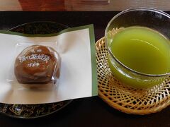 「清芳亭」の湯の華饅頭に冷たいお茶がマッチ。