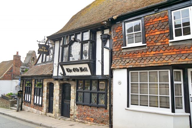 ライは、小さな街なので歩いて回ることができます。<br /><br />まず、マーケット通りからミント(Mint)通りを進んでいきます。<br />最初に目を引いたのが、右にある『The Old Bell』というパブです。