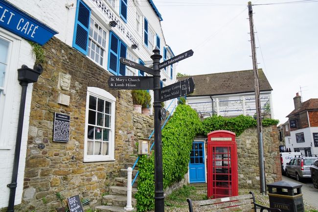 その前に旧式の赤い電話ボックスが・・・