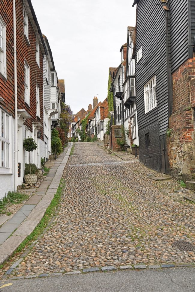 川原石のような丸い小石を、そのまま地面に埋め込んでいる石畳の通りは、『マーメイド通り(The Mermaid Street)』。<br /><br />かつてライは海岸線に面し、港町として繁栄した時代があったそうです。それで「岸辺」「魚市場」「人魚」といった、この街が海に面していたことを示す通り名がたくさんあるのだそうです。