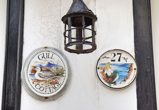 ライの家にこのような絵皿のようなものが飾られています。表札のようなものでしょうか・・・