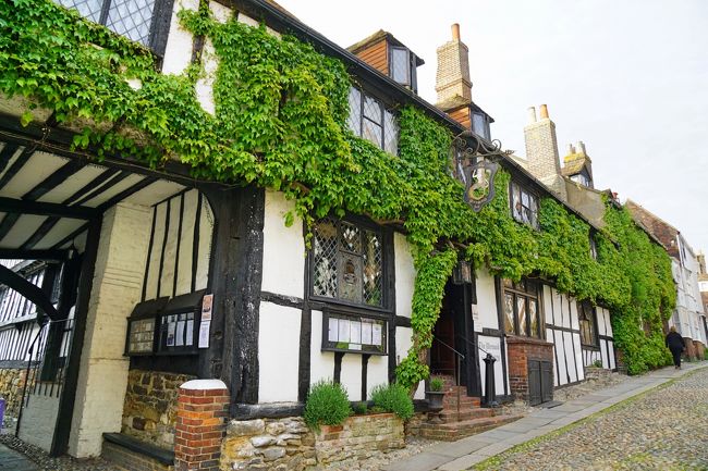 ライの街でシンボル的な存在である『マーメイド・イン(Mermaid Inn)』が見えてきました。