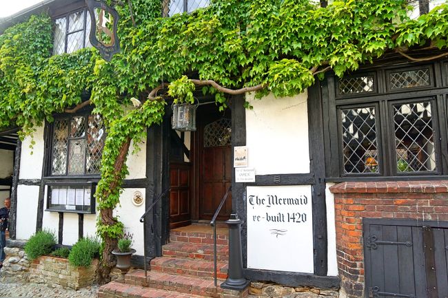 13世紀前半までフランスの支配下にあったこの地をヘンリー3世が取り戻し、特権港に指定。ライの住人たちに海岸線の防衛を担うことを命じるのと引き換えに、免税や自治を認めたそうです。14世紀前半に、主に高級品に対して関税がかけられるようになると、この地域には密輸業者が集まるようになり、当時、ここは密輸業者が集まるたまり場だったそうです。