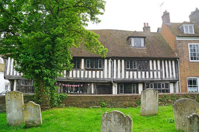 教会のお墓の後ろに、また素敵な建物が見えています。