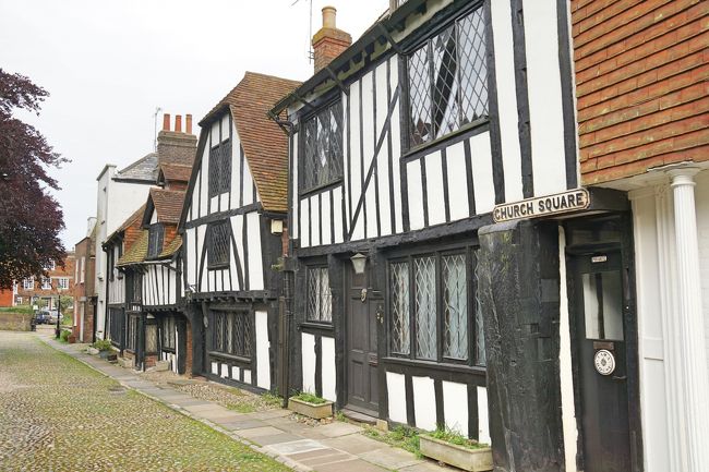 ハーフティンバーと呼ばれる様式の家もあります。