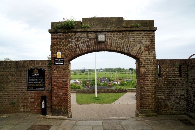 イプラタワーの横にある街に出入りするゲート。