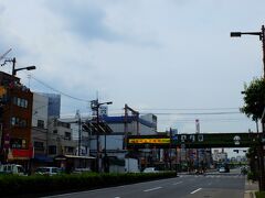 最寄りの駅はJR大阪環状線の大正駅。
傘を片手に足早に歩く人々の流れを避けるように、改札口を後にしました。行く手には重い雲があるのが気掛かりでした。