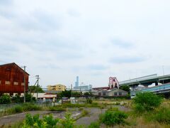 橋を渡り終わったところには南海汐見橋線の木津川駅がひっそり佇んでいました。
周囲には工場があったのでしょうが、今は更地になっています。