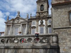 ボルサ宮見学後はお隣の教会に立ち寄り。
川が増水するほど雨が降ってたなんて想像もできないくらいの青空！