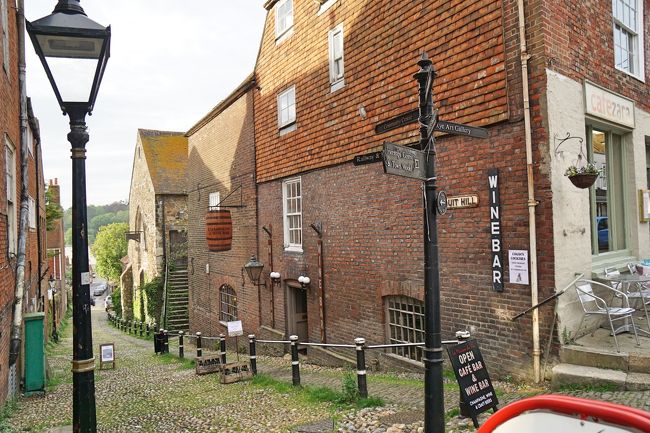 とても素敵な歌声が聞こえてきました♪　<br /><br />どうやらワインバーでジャズ歌手が歌っているようでした。あまりに素敵だったので、足を止め、この辺りで何曲か聞いていました。