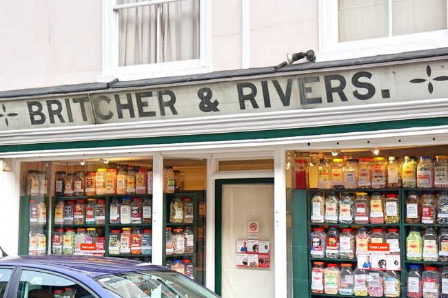 うわぁ、お菓子がいっぱい！！イギリス独特のお菓子が何段も陳列されています♪