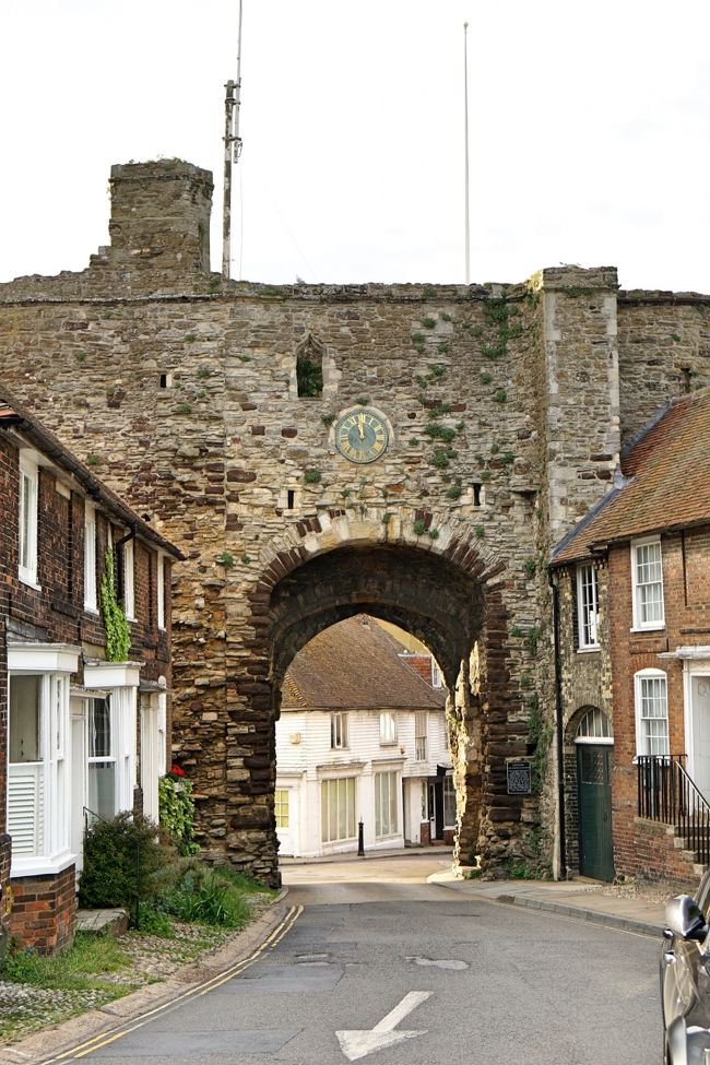 ランドゲート(Landgate)が現れました。<br /><br />街の西端にある大きな門。1329年に当時のイングランド王であったエドワード3世が、街の要塞化を強化するために資金を与えて4つの門をつくらせた。このうち唯一現存するものがこのランドゲートで、かつては落とし格子や跳ね橋もあったそうです。