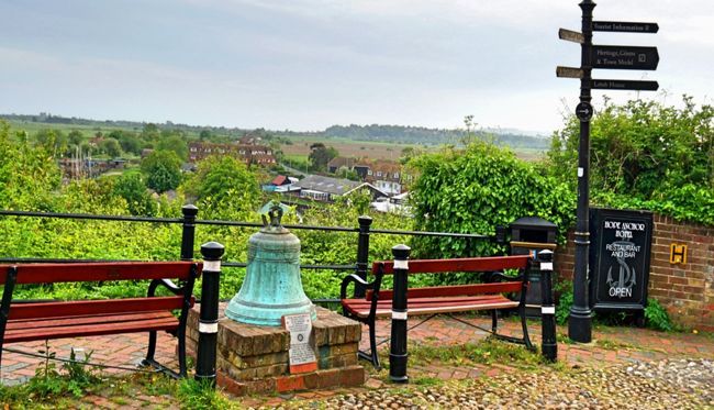 これは、『Watchbell Street』の途中です。ベルが飾られています。<br /><br />今はライの街は海岸線から3、4km離れていますが、実際昔は、この周囲は海だったそうです。その頃ライは、「The Cinque Ports」と呼ばれる王家御用達の軍事港の一つだったそう。