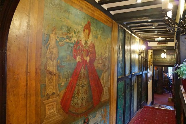 内部は、大変古くて価値のある造りで、見事な壁絵が描かれていました。お店の人に聞いたら写真OKだそうで、何枚か撮らせてもらいました。