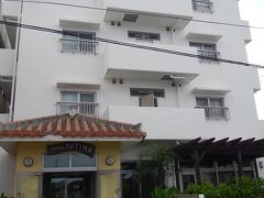 今回は楽天トラベルANA楽パックを利用しました。割引クーポン利用でとってもお得。
ホテルは街の中心730に近いホテルパティーナ石垣島にしました。
大きなリゾートホテルではありませんが、クチコミの評価がとても良かったからです。