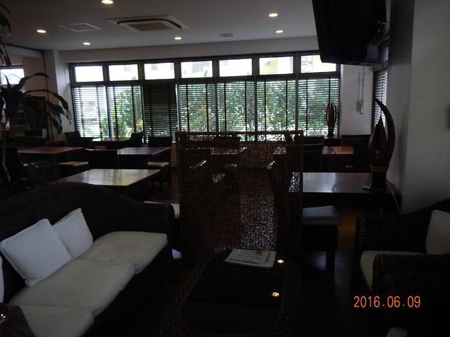 向こう側が朝食をとるスペース。<br />今回のプランは朝食付き。