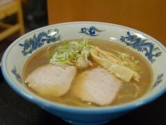 遅いお昼は「らーめんや天金」で旭川ラーメン。
一瞬苦手な豚骨の香りがしたけど二口目からは全然気にならなかった。味が濃くて美味しかった！

お腹が満たされたら新千歳空港へ。
これまた想像していたより早く到着。最後まで距離感がつかめなかったー
3日間の総走行距離が約700km。やっぱり北海道は広い！

欲を言えばひまわり畑を青空の下で見たかったけど、所々雨が降る中、上手く動き回れたのではないかと・・・雨女なりに頑張った！