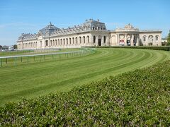 競馬場のコースと、その向こうに見える馬の博物館です。

実は昼食を馬の博物館内のカフェで済まそうとしましたが、長蛇の列だったので、あてはありませんが、駅前で食べることにしました。