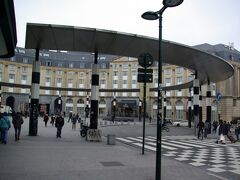 中央駅前の広場です。中央駅は地下にあるため、線路は見えません。
