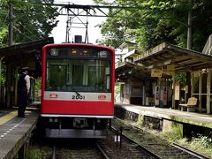 箱根登山電車の「あじさい電車」は大平台駅に到着
